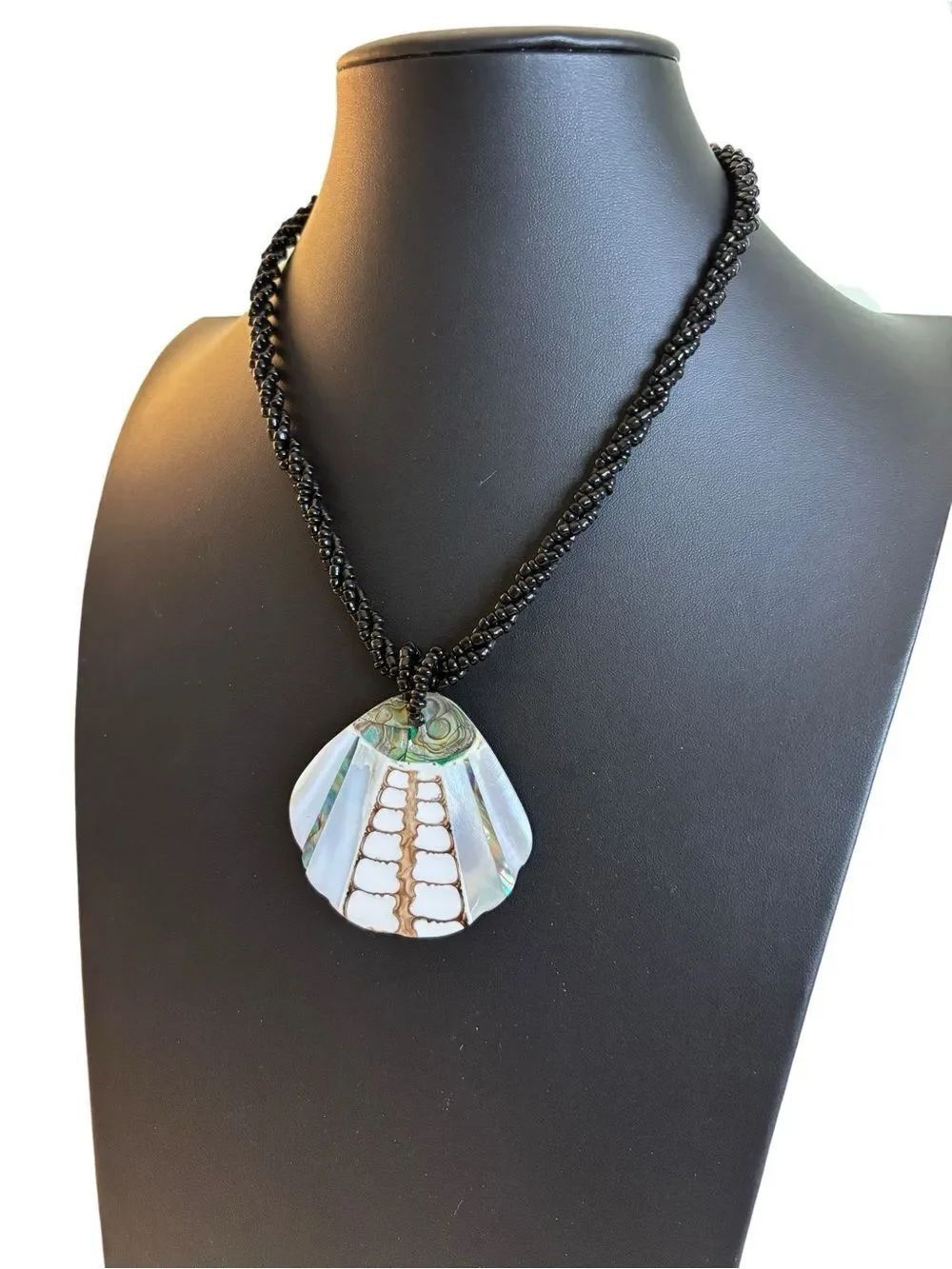 Beautiful Inlaid Fan Shell Pendant Necklace Featuring Mother-Of-Pearl & Abalone - Picture 3 of 6